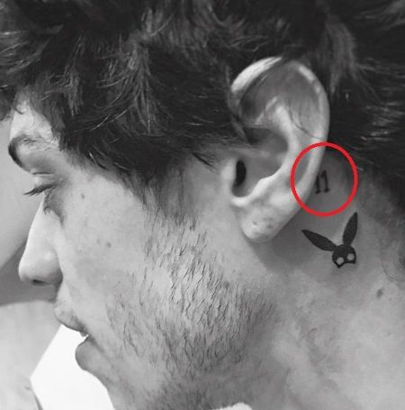 Pete Davidson tatted number '11' behind his left ear.