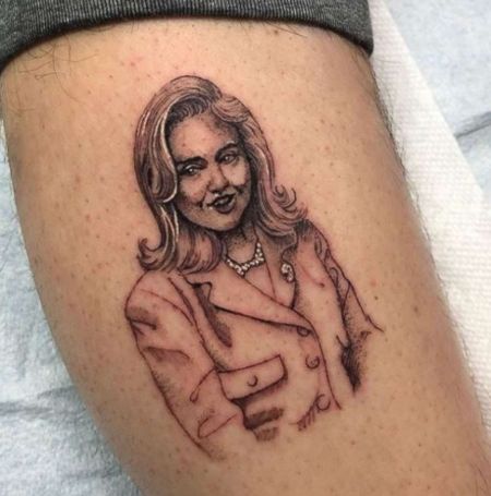 Pete showed his support to politician Hillary Clinton by sketching her potrait in his leg.