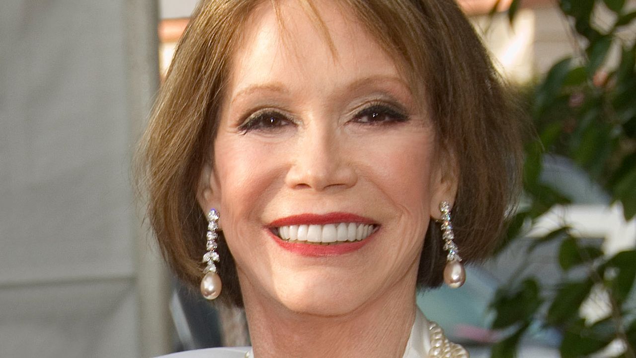 Mary Tyler Moore never publicly admitted to receiving plastic surgery. weightandskin.com