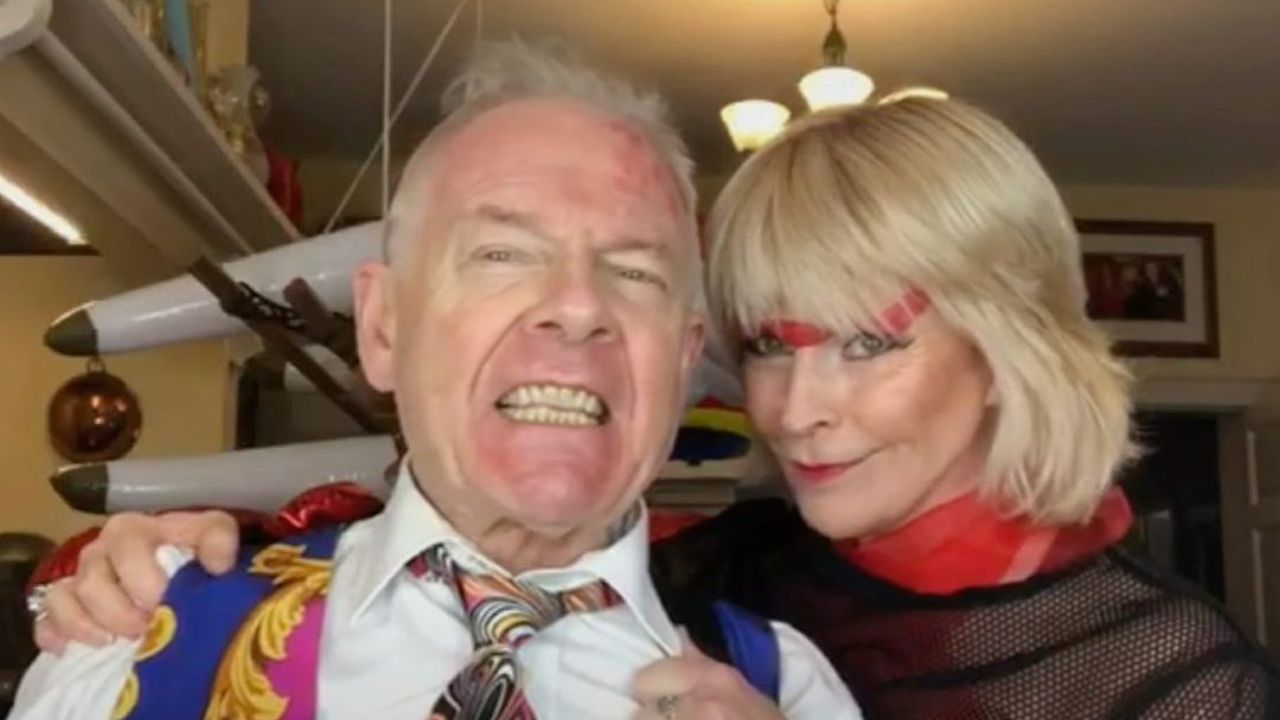 Toyah Willcox's husband Robert Fripp doesn't want her to get any plastic surgeries. weightandskin.com