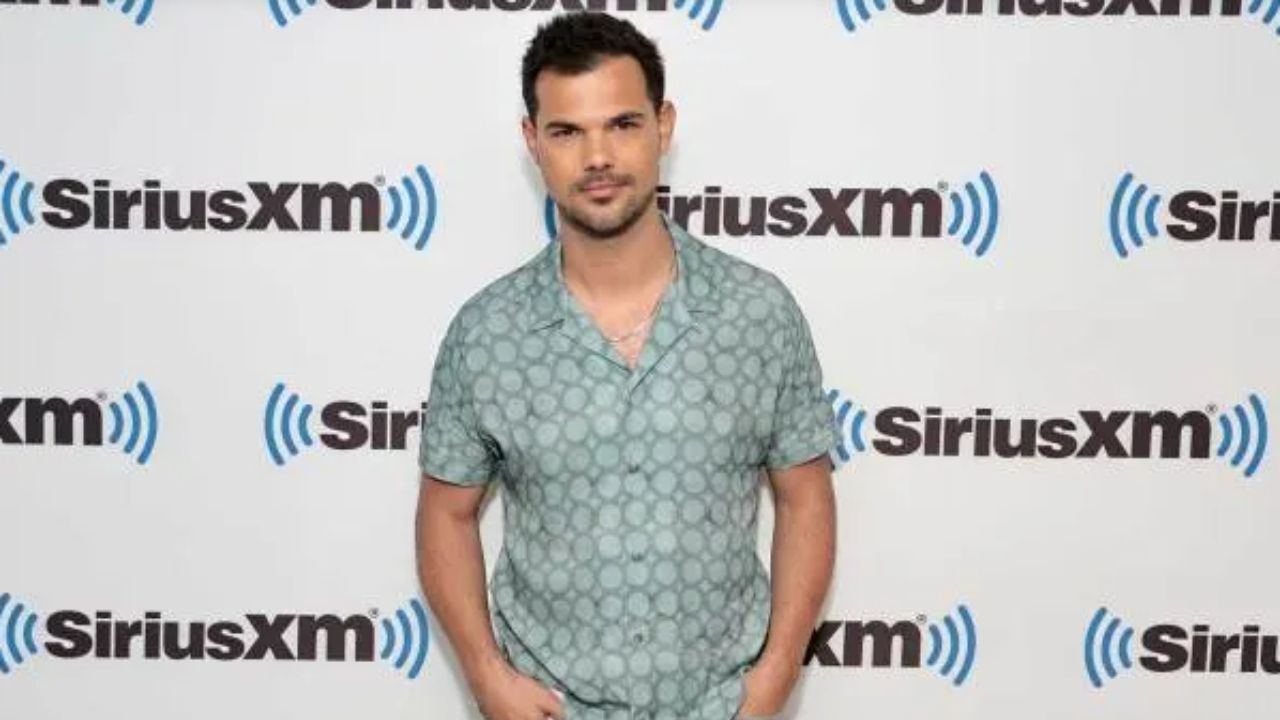 Taylor Lautner reportedly goes to the gym and works out with weights. weightandskin.com