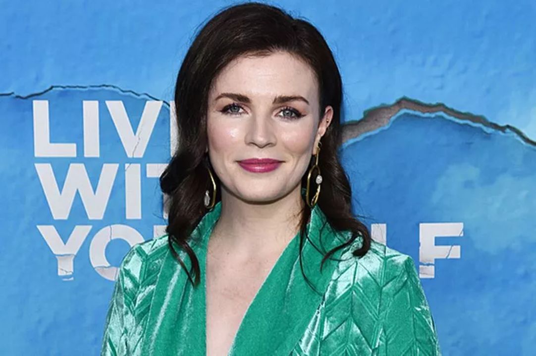 Aisling Bea before the plastic surgery. weightandskin.com