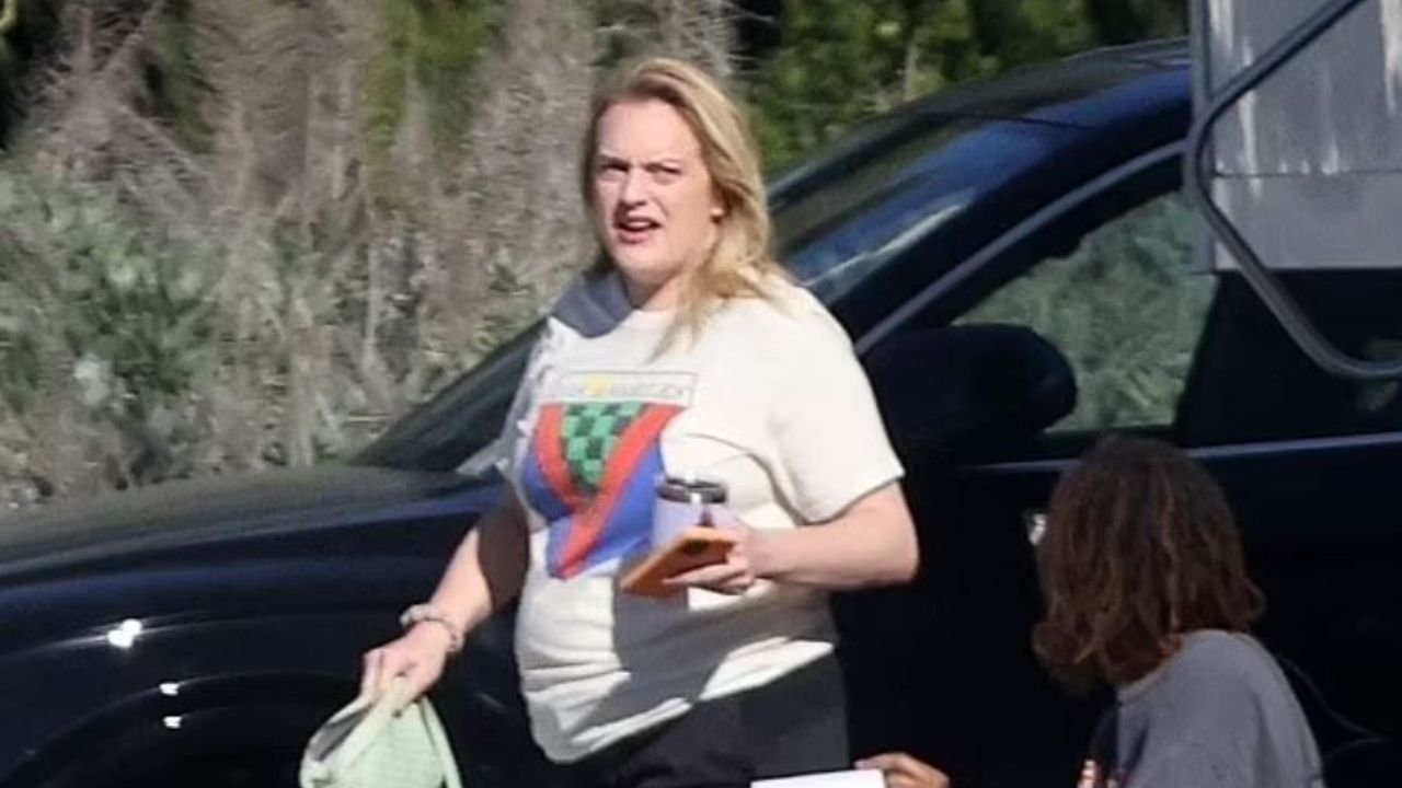 Some fans assume Elisabeth Moss' weight gain is for film while others say she is pregnant. weightandskin.com